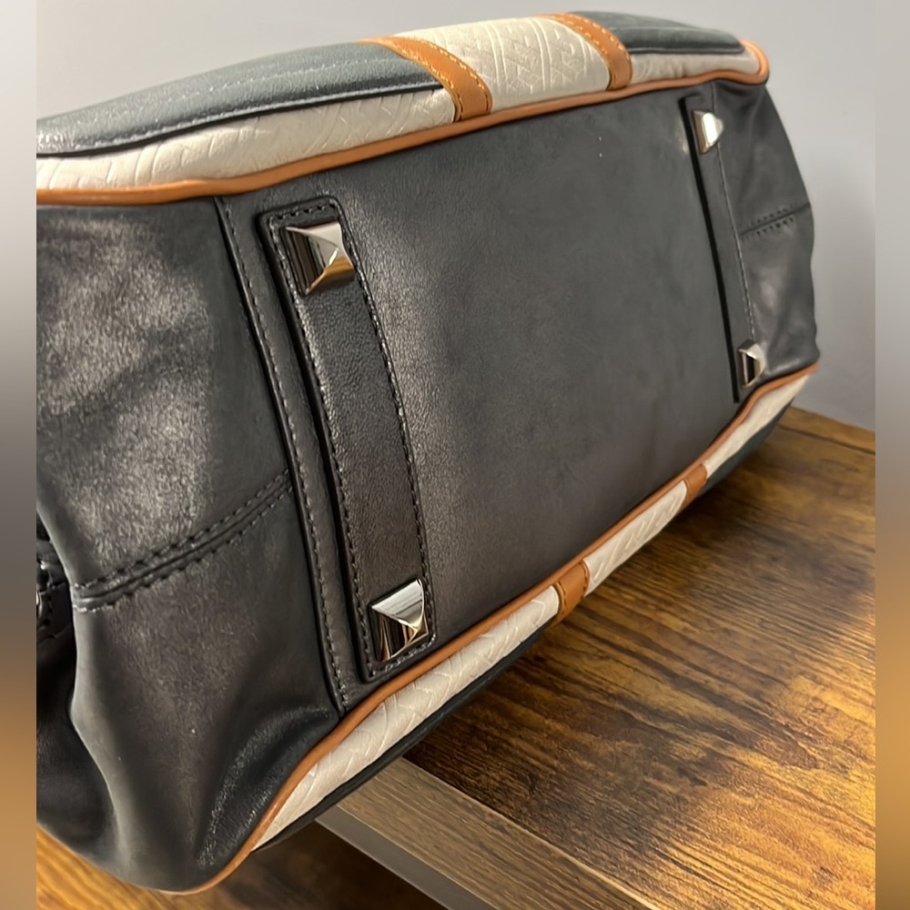 L.A.M.B. Aviano satchel, frosted silver leather, like new condition - Picture 4 of 13